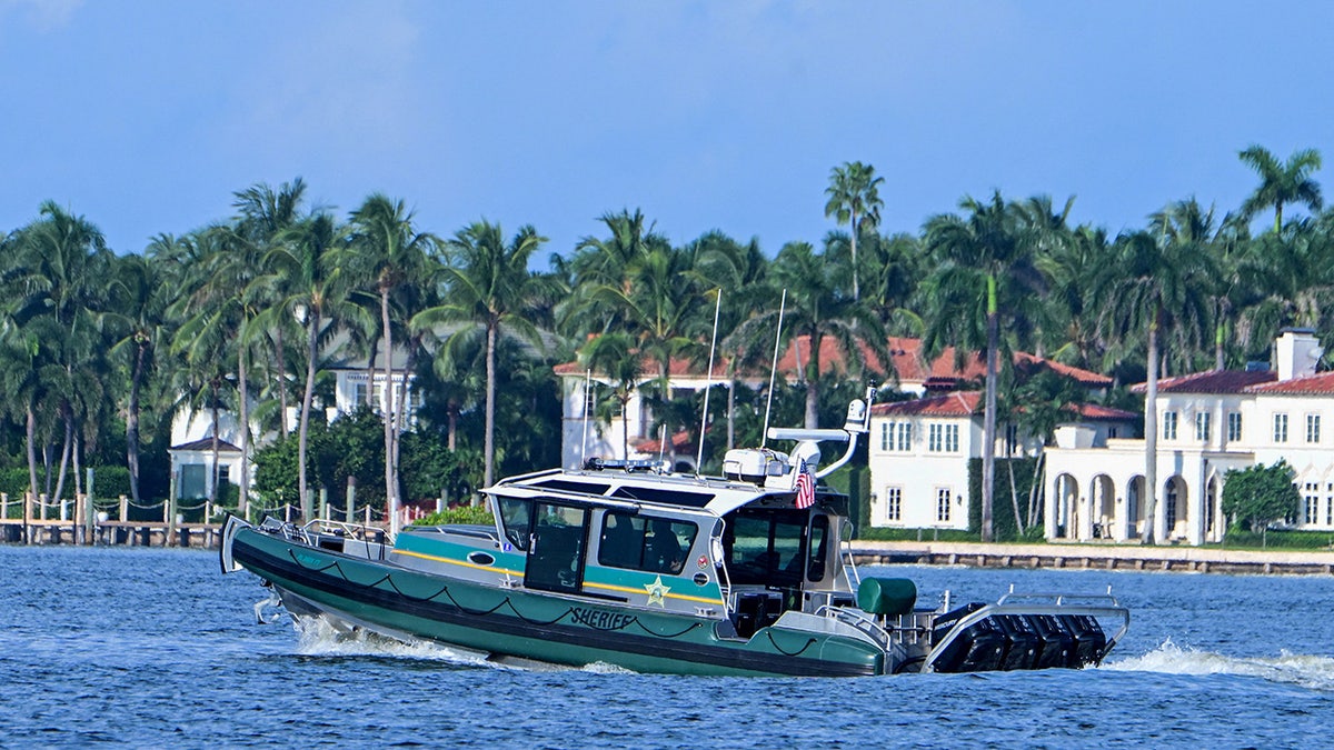 Un agua de guardia del bote de patrulla del condado de Palm Beach Sherif alrededor de Mar-a-Lago