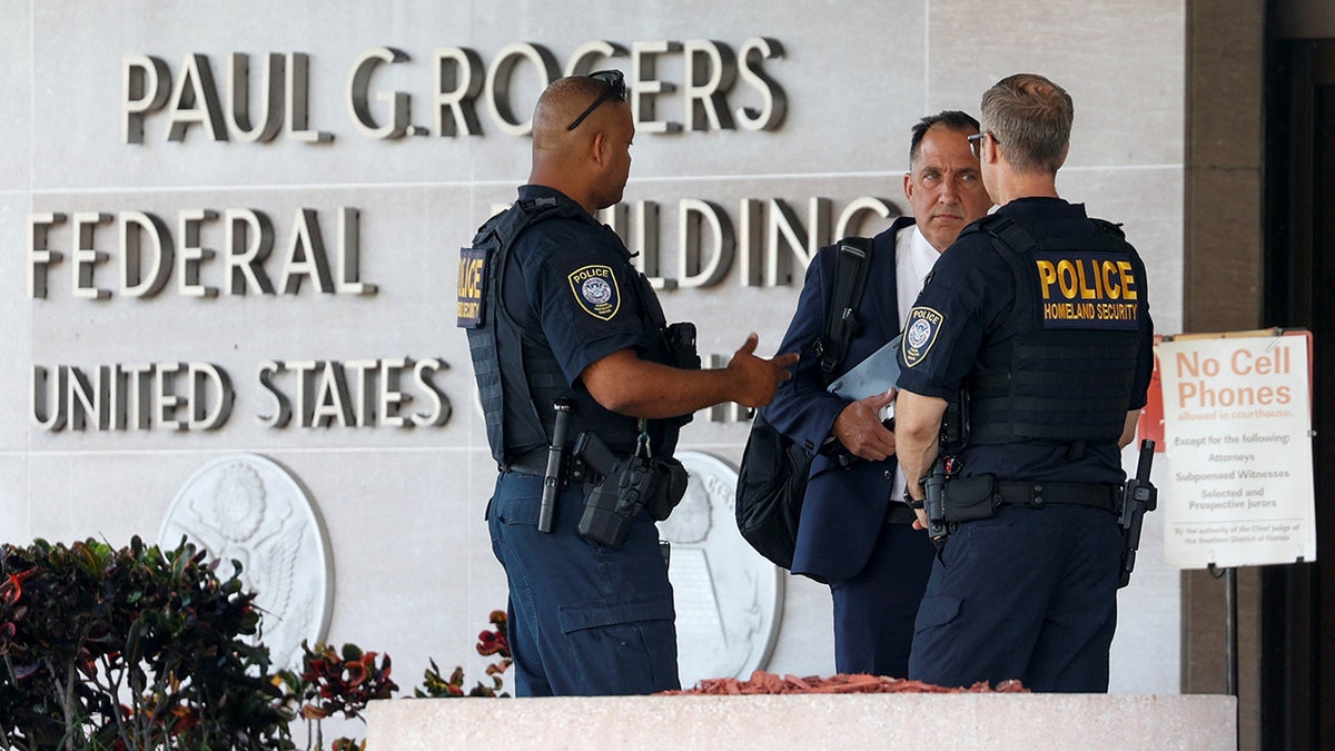 Policiais do lado de fora do Edifício Federal Paul G. Rogers, Tribunal dos EUA