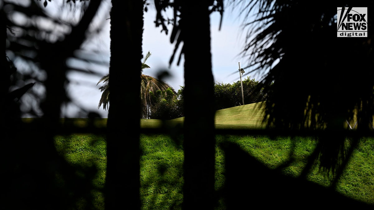 Una vista exterior de un hueco en la vegetación a lo largo del perímetro del Trump International Golf Club