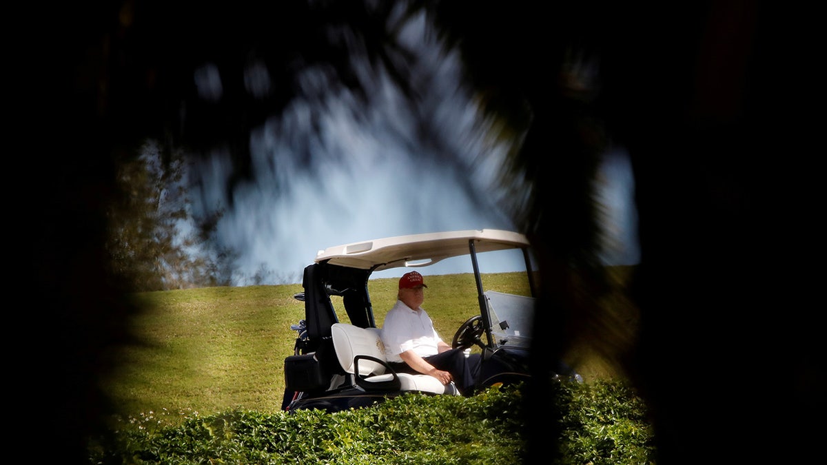 Donald Trump juega al golf en el Trump International Golf Club de West Palm Beach