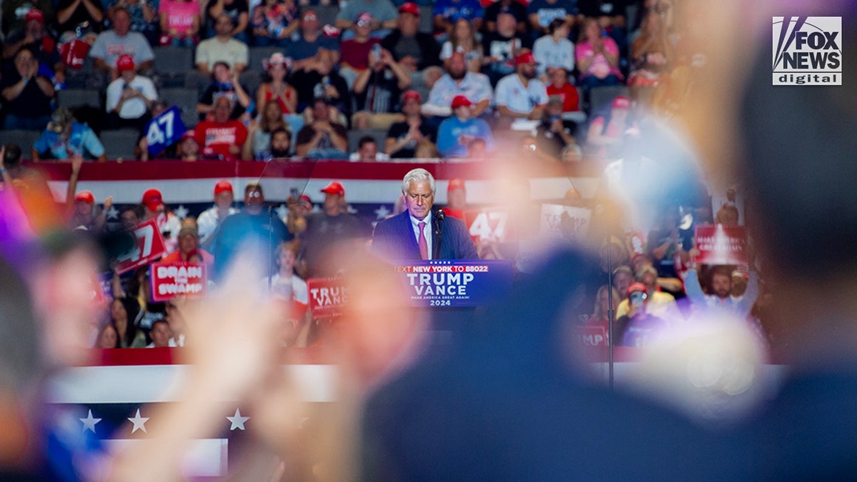 El ejecutivo del condado de Nassau, Bruce Blakeman, habla antes del expresidente Donald Trump en un mitin