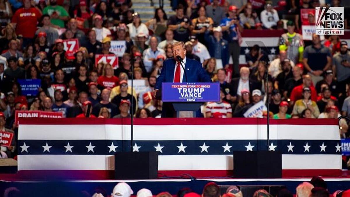 El ex presidente Trump encabeza un mitin en el Nassau Coliseum de Uniondale, Nueva York, el 18 de septiembre.