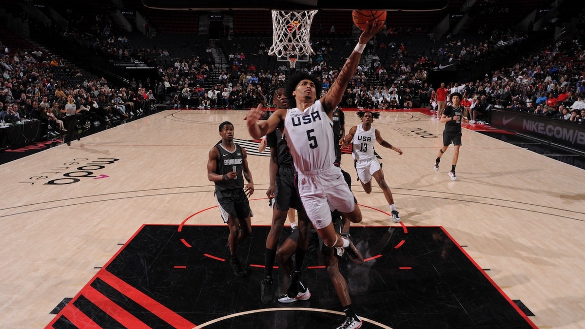 Dylan Harper del Equipo de EE.UU. conduce hacia la canasta durante el partido contra el Equipo Mundial durante la Cumbre Nike Hoop 2024 el 13 de abril de 2024 en el Moda Center Arena en Portland, Oregón.