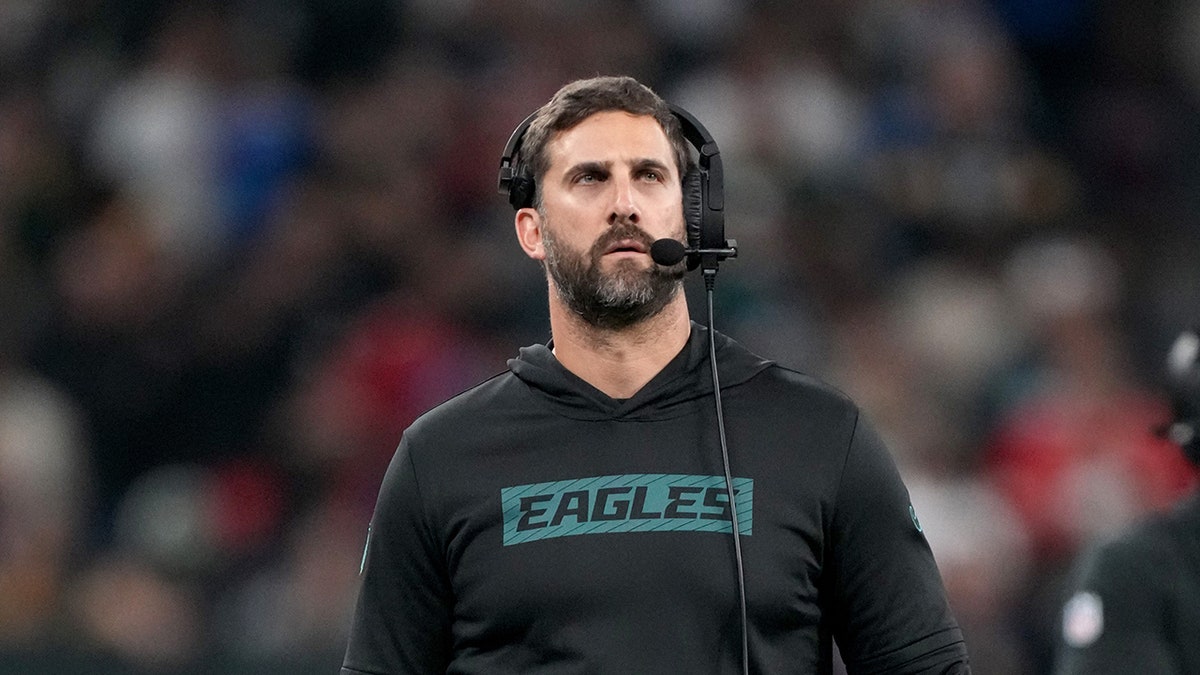 6 de septiembre de 2024; São Paulo, Brasil; Nick Sirianni, entrenador principal de Philadelphia Eagles, durante la primera mitad contra los Green Bay Packers en Neo Quimica Arena.