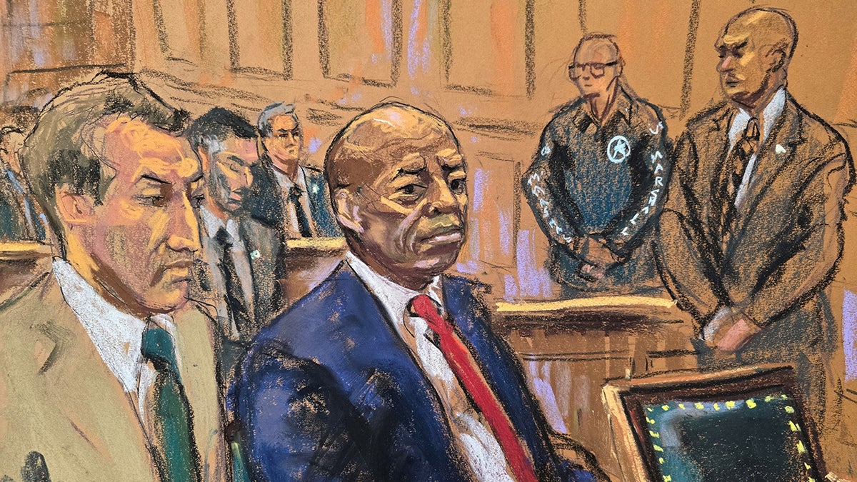El alcalde de Nueva York Eric Adams, sentado en el tribunal federal durante su comparecencia