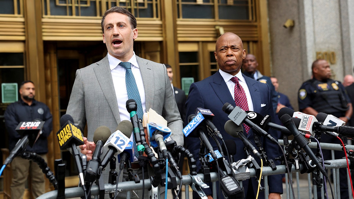 El abogado Alex Spiro habla junto al alcalde de Nueva York Eric Adams