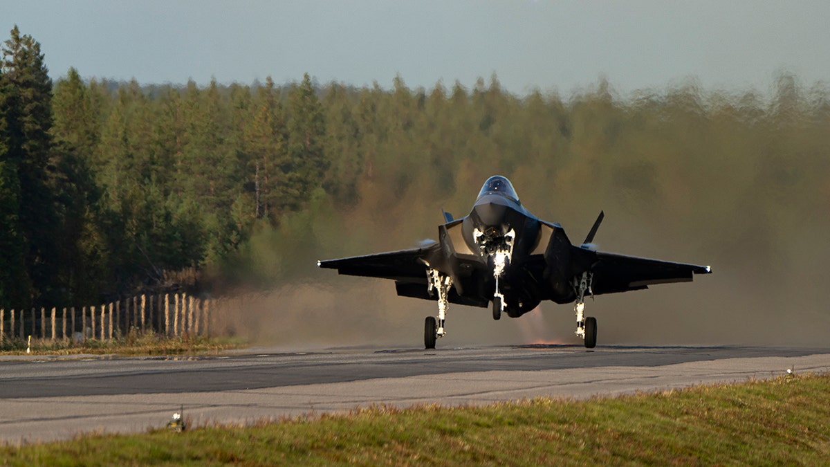 Lądowanie samolotu F-35 na ulicy w Finlandii