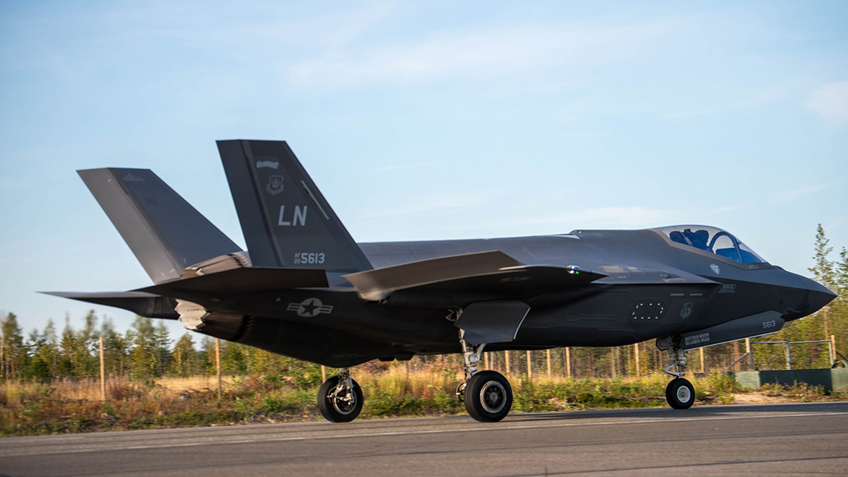 Pair of US Air Force F-35s make historic landing on highway in Finland ...