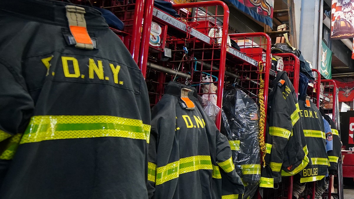 trajes de bombero colgados en la estación