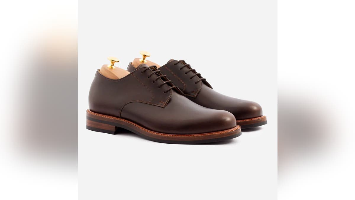 Combina los clásicos zapatos derby con un atuendo informal este otoño.