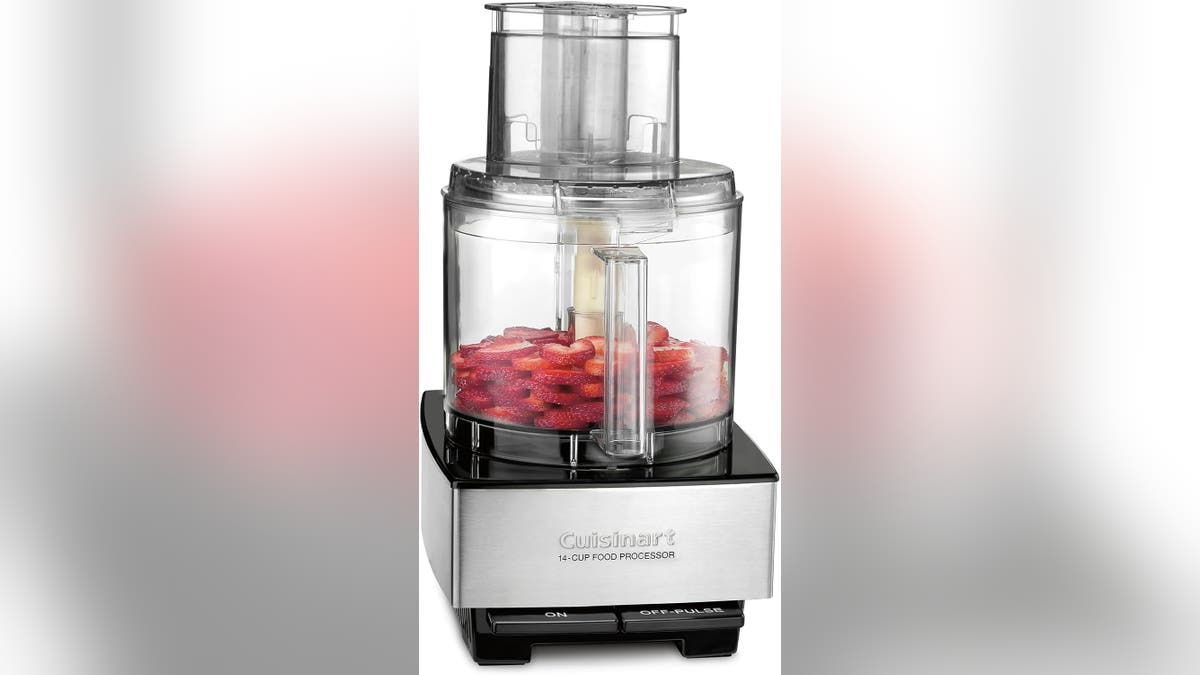 Kurangi waktu persiapan dengan menggunakan food processor.