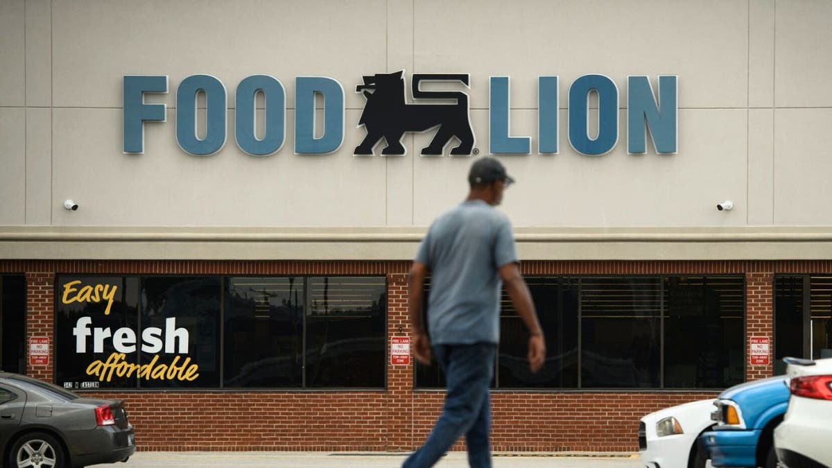 Una persona pasa por delante de una tienda Food Lion