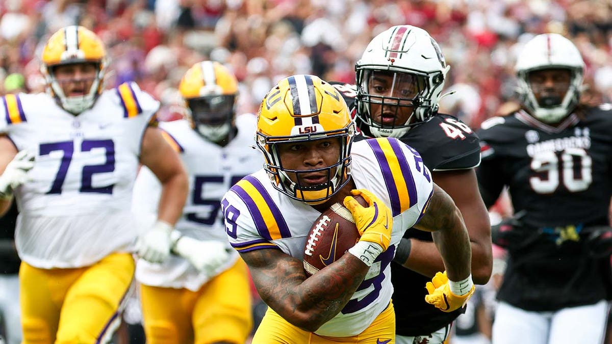 Un jugador de LSU corre con el balón