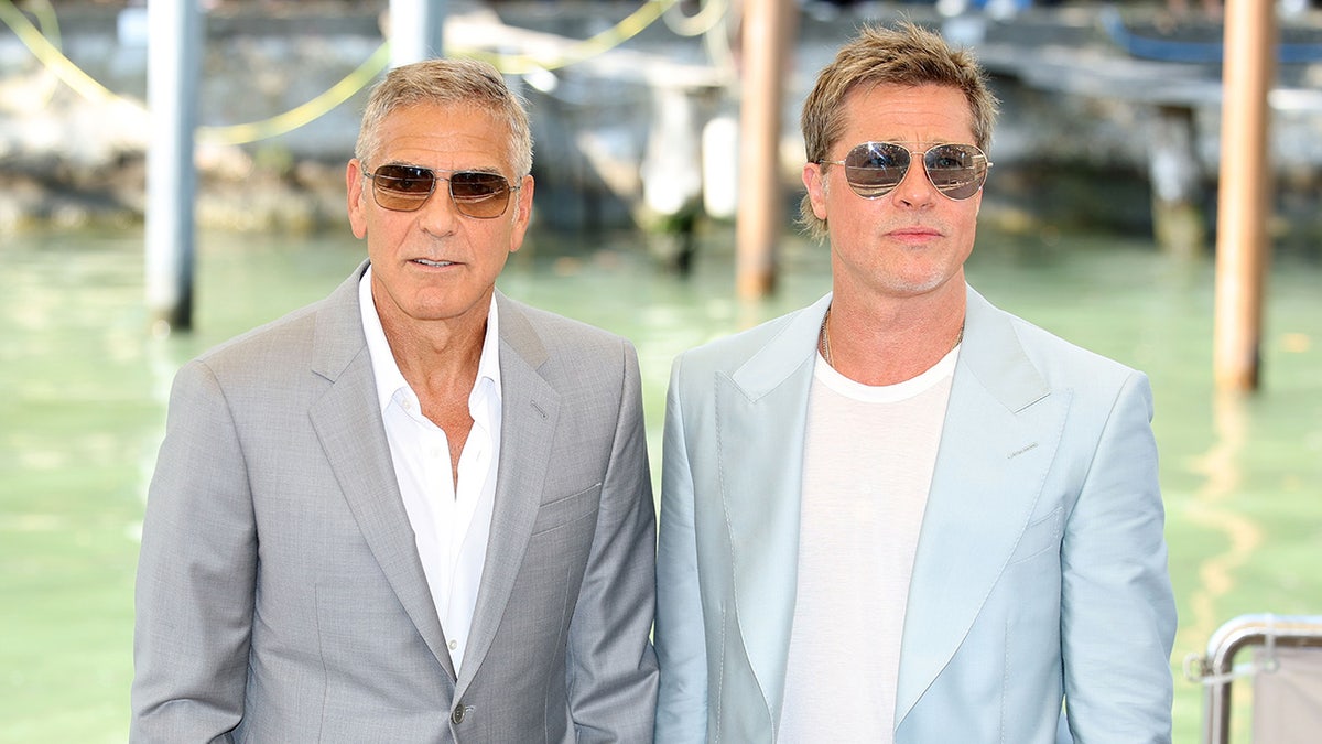 George Clooney y Brad Pitt posan juntos con gafas de sol