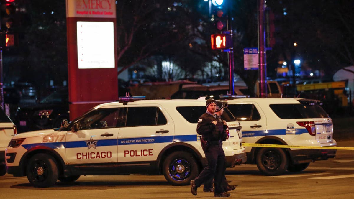 Petugas Polisi Chicago memantau area di luar Rumah Sakit Chicago Mercy tempat seorang pria bersenjata melepaskan tembakan di Chicago pada 19 November 2018. 