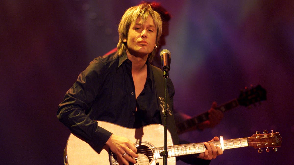 keith urban actuando en 2001