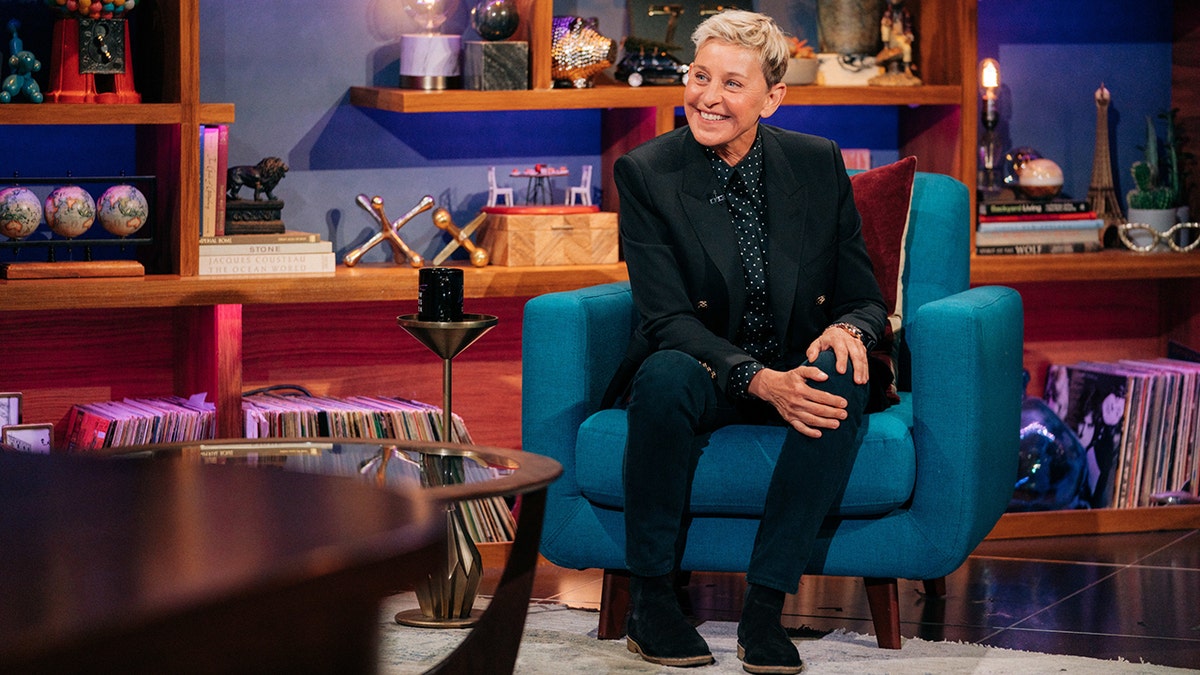 Ellen DeGeneres se sienta en un programa de entrevistas