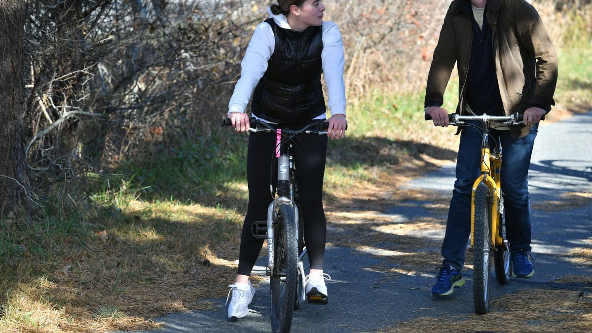 Naomi Biden y su entonces prometido en bicicleta durante las vacaciones de Acción de Gracias en Nantucket en 2021