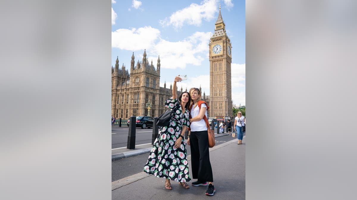 Big Ben tourists