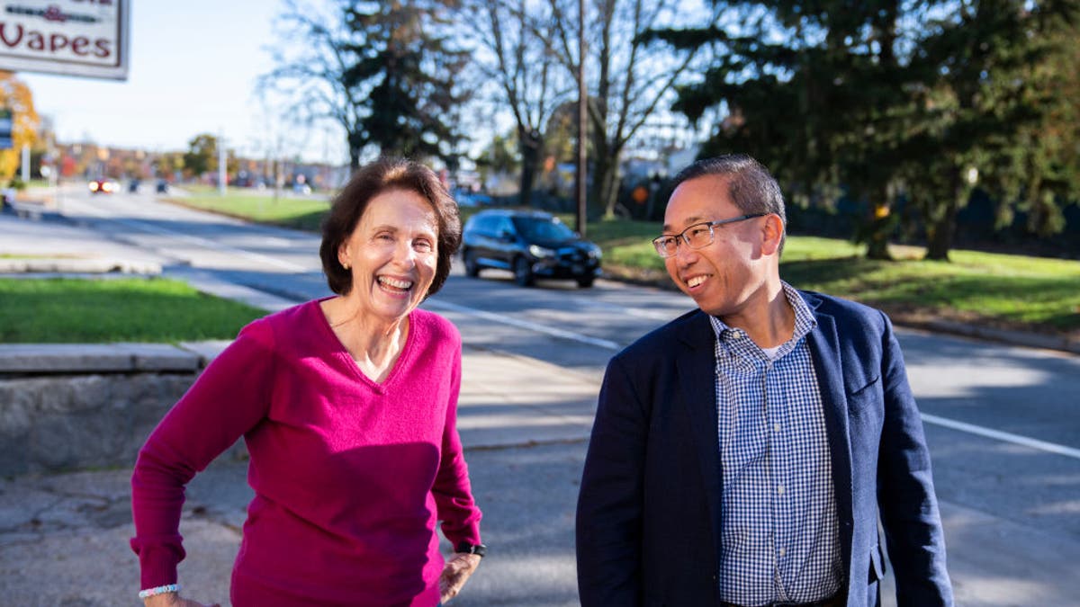 La representante estatal republicana Patricia Morgan, a la izquierda, en campaña con Allan Fung