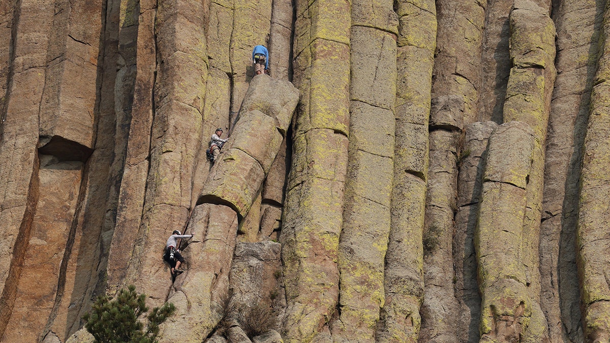 Escaladores en un tramo vertical del Monumento Nacional Torre del Diablo