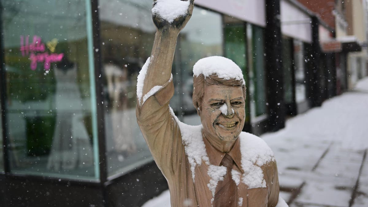 La nieve cubre una estatua del ex presidente Carter el 21 de marzo de 2023, en Rapid City, S.D.