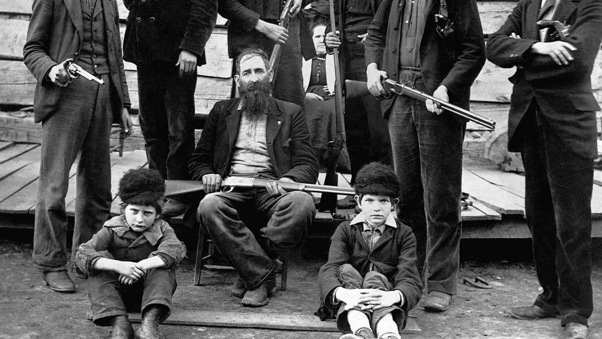 La disputa Hatfield-McCoy enfrentó a dos familias de la zona de Virginia Occidental-Kentucky, a lo largo de la bifurcación Tug Fork del río Big Sandy. (Foto de: Pictures From History/Universal Images Group vía Getty Images)