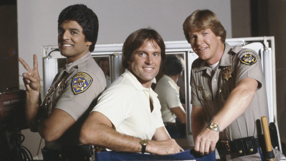 Erik Estrada como el oficial Francis Llewellyn Ponch Poncherello, Bruce Jenner como Steve McLeish, Larry Wilcox como el oficial Jon Baker