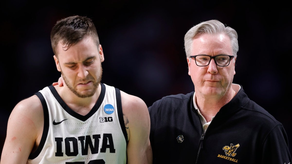 El entrenador Fran McCaffery abraza a su hijo Connor McCaffery 