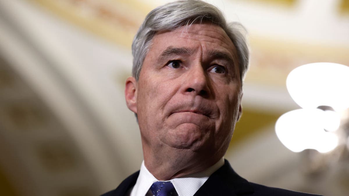 El Senador Sheldon Whitehouse, D-RI, en primer plano