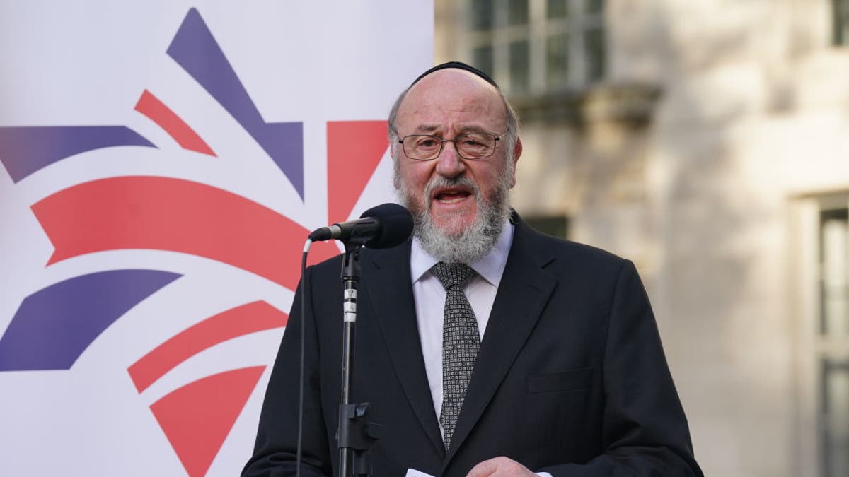 El Gran Rabino Sir Ephraim Mirvis habla durante una vigilia en las afueras de Downing Street, en el centro de Londres, por las víctimas y los rehenes de los ataques de Hamas, organizada por la Junta de Diputados de Judíos Británicos, mientras aumenta el número de muertos en medio de la violencia en curso en Israel y Gaza tras el ataque de Hamas.