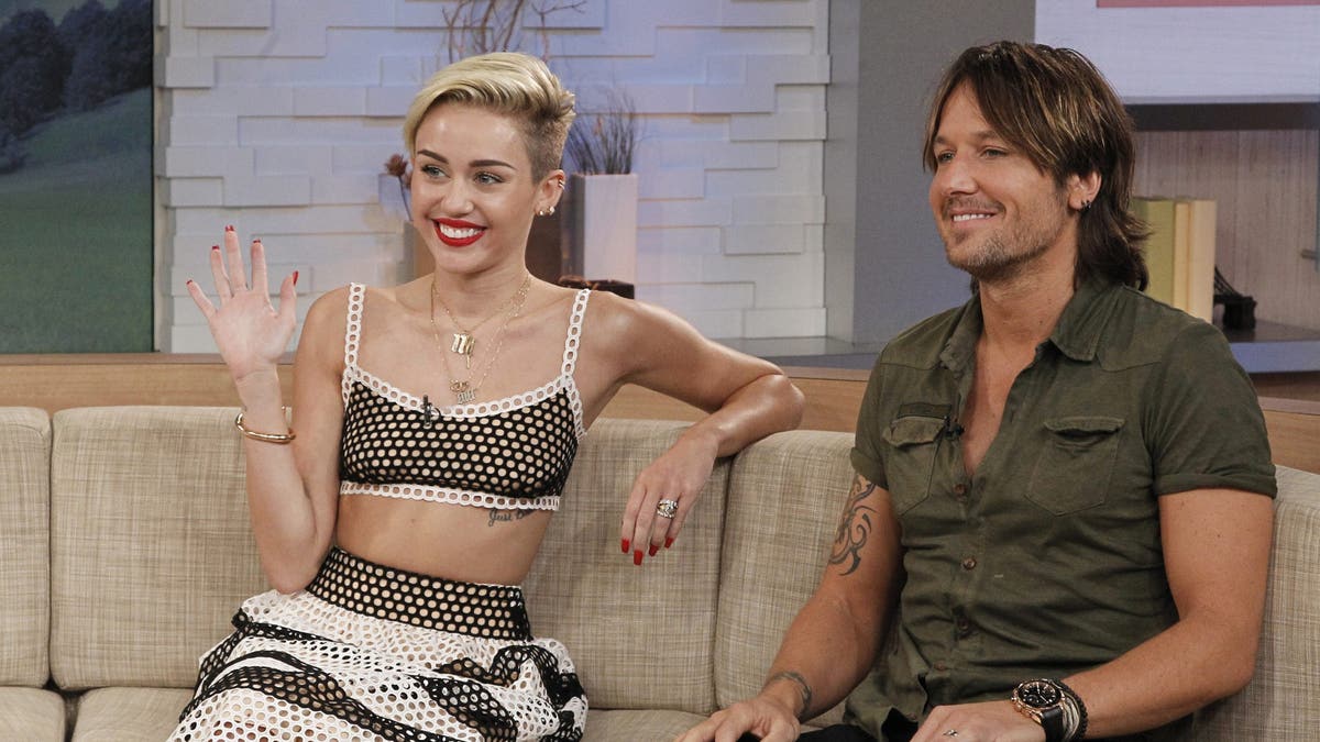 La estrella del country Keith Urban interpretó una pequeña versión de "Flowers" de Miley Cyrus en un programa de radio australiano.