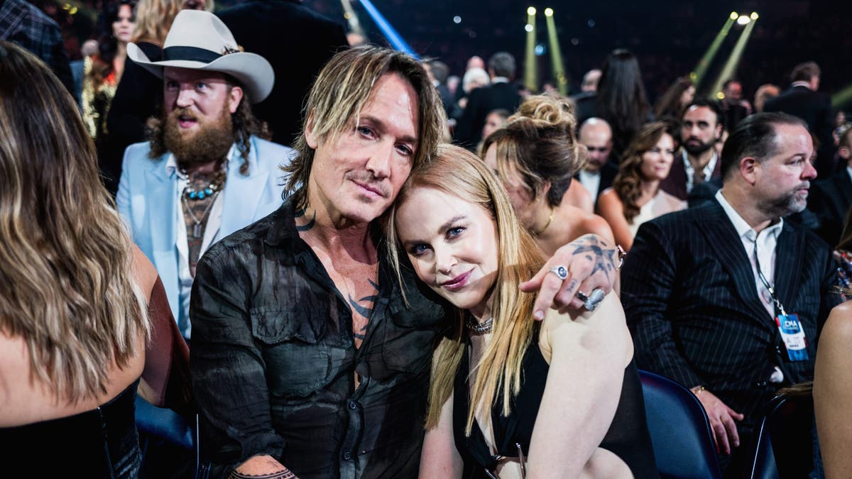 Keith Urban holds Nicole Kidman at the ACM Awards