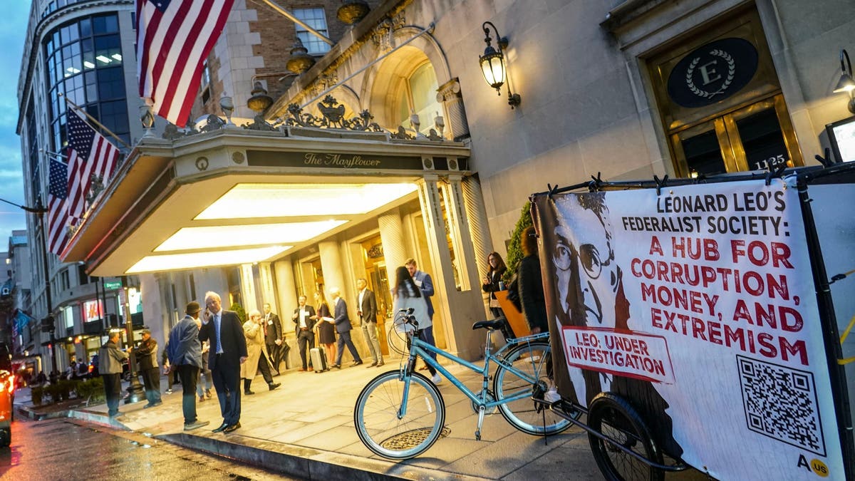 pancarta de protesta ante el teatro