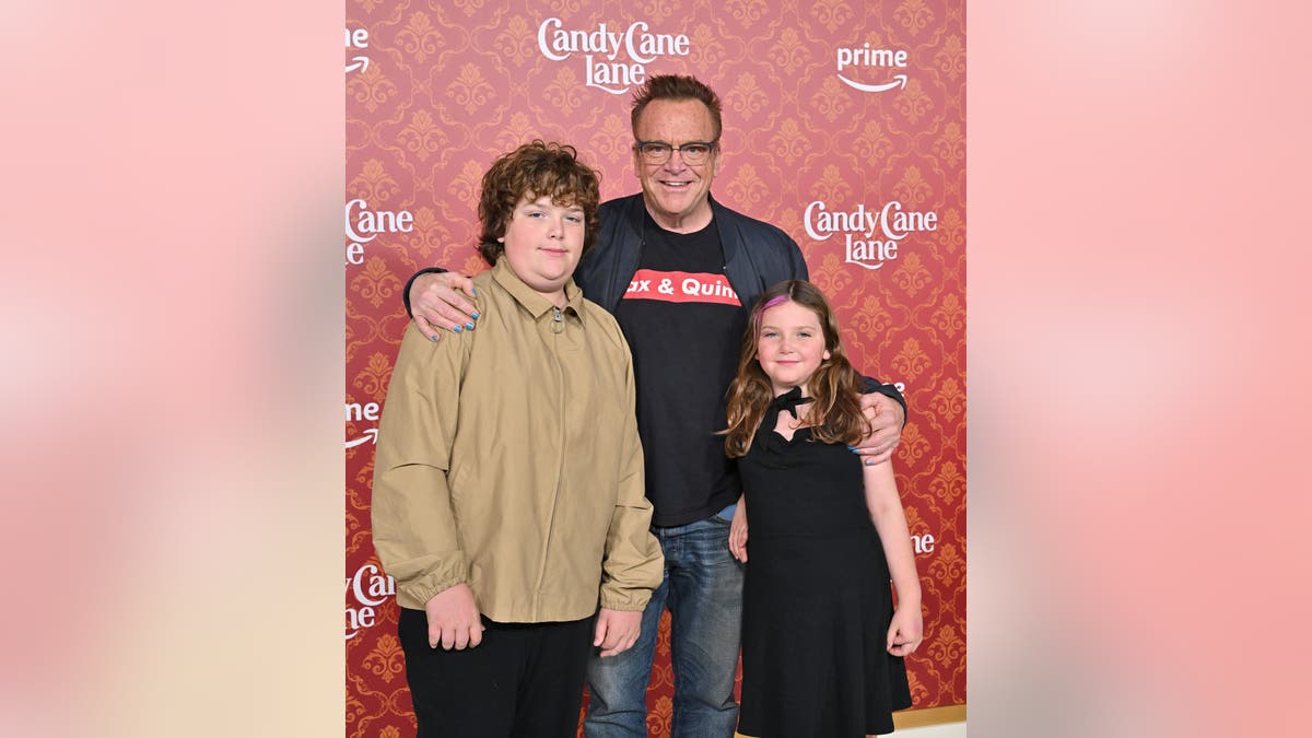 tom arnold con jax y quinn