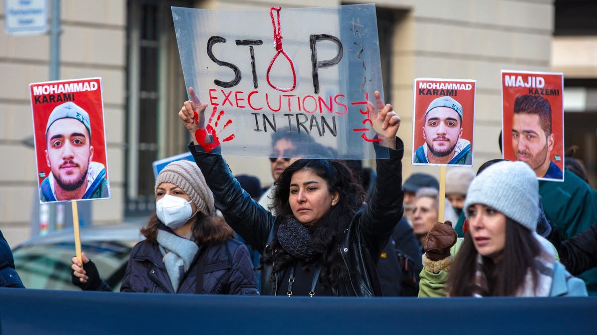 Miembros iraníes de la diáspora, activistas, reunidos frente al Ministerio Federal de Asuntos Exteriores alemán en Berlín durante la protesta "Unidos contra las ejecuciones en Irán", el 27 de enero de 2024.