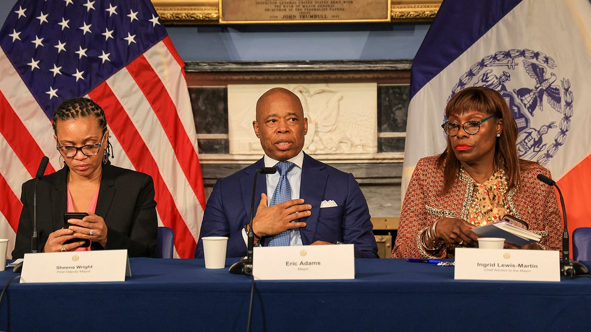 O prefeito Eric Adams é fotografado com sua vice-prefeita Sheena Wright (L) e Ingrid Lewis-Martin durante sua coletiva de imprensa semanal na Sala Azul da Prefeitura. (Luiz C. Ribeiro/New York Daily News/Tribune News Service via Getty Images)