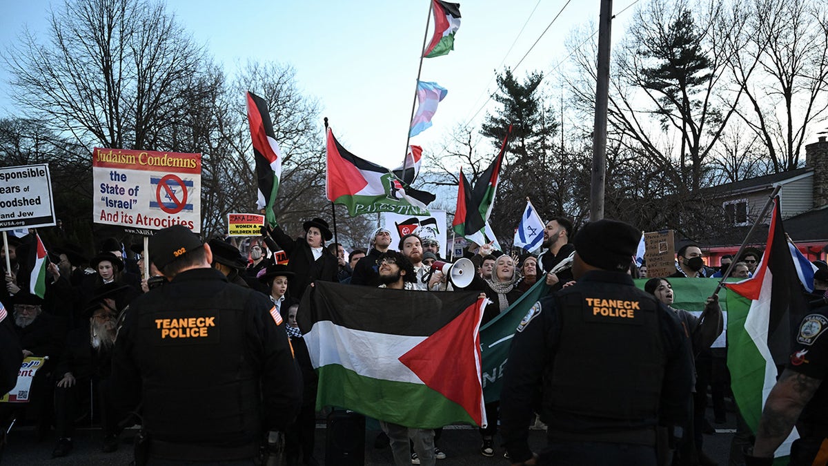 La policía vigila una protesta antiisraelí en Nueva Jersey