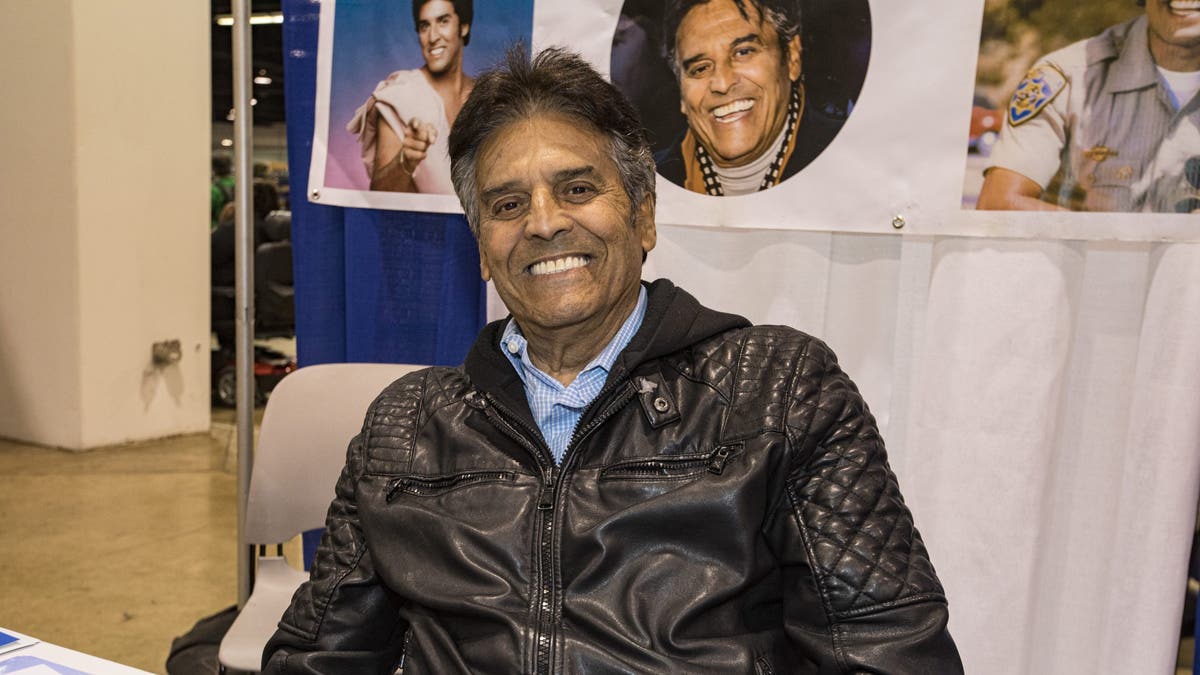 El actor de CHiPs Erik Estrada posa para la cámara.