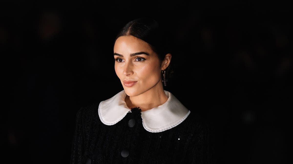 olivia culpo con un vestido negro con cuello blanco