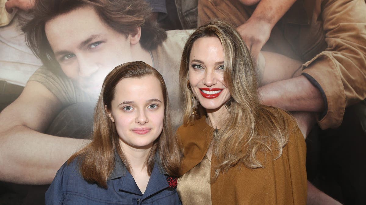 Angelina Jolie y su hija Vivienne en la noche inaugural de The Outsiders