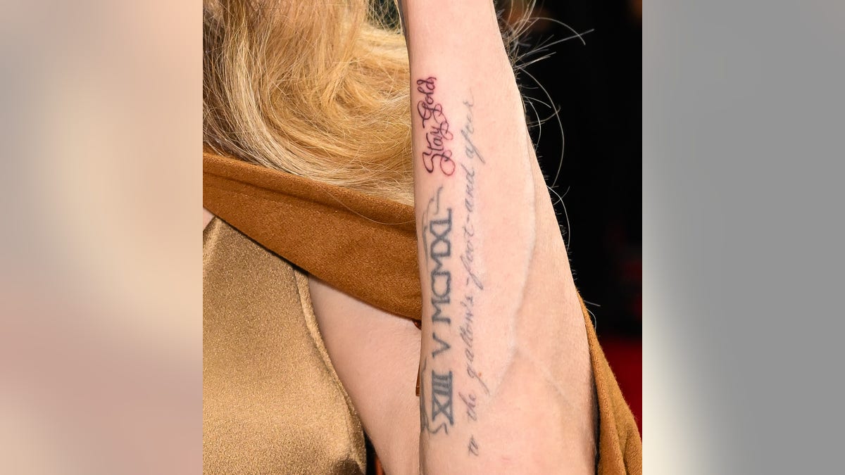 Il tatuaggio dorato di Angelina Jolie