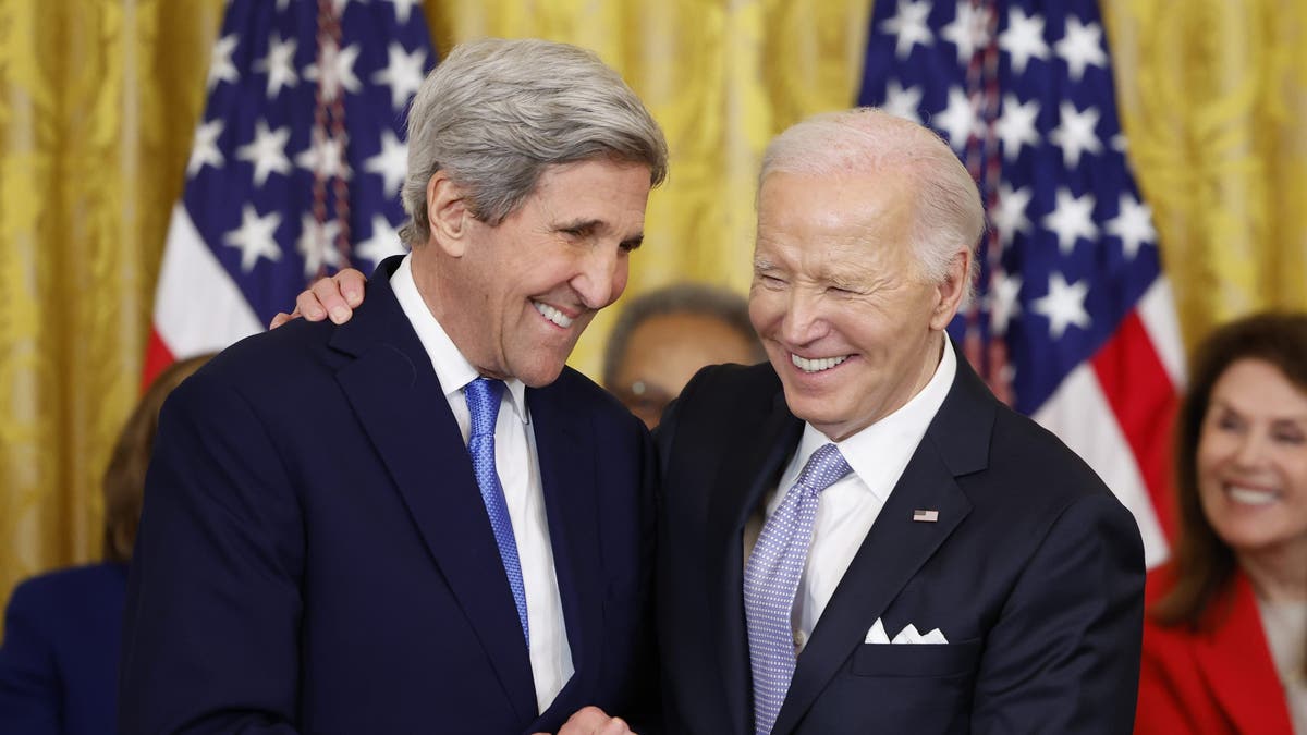 John Kerry (dcha.) y el presidente Joe Biden (izq.)