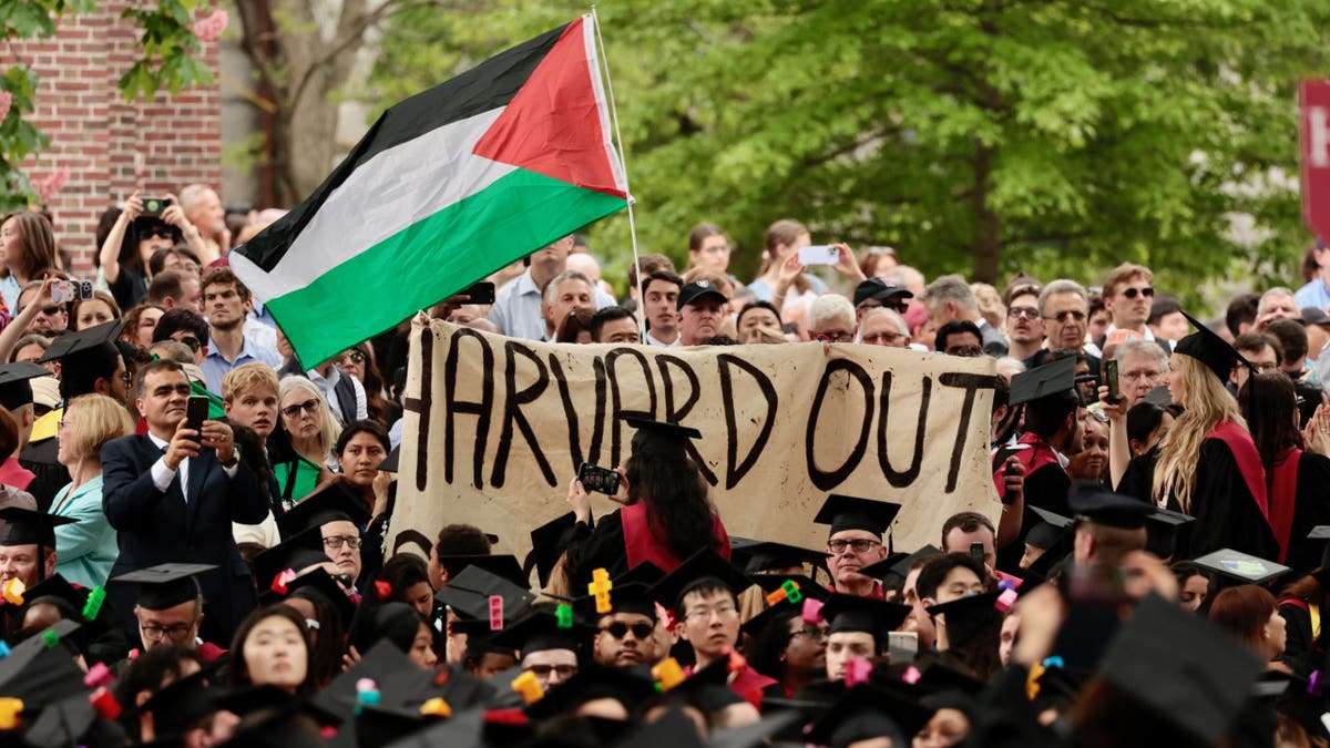 Protesta antiisraelí por la graduación de Harvard