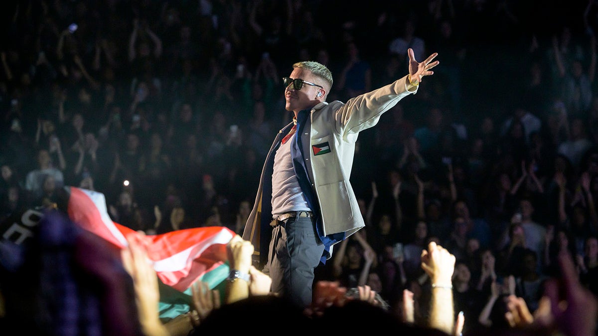 Macklemore con la bandera palestina en la chaqueta en el escenario de París