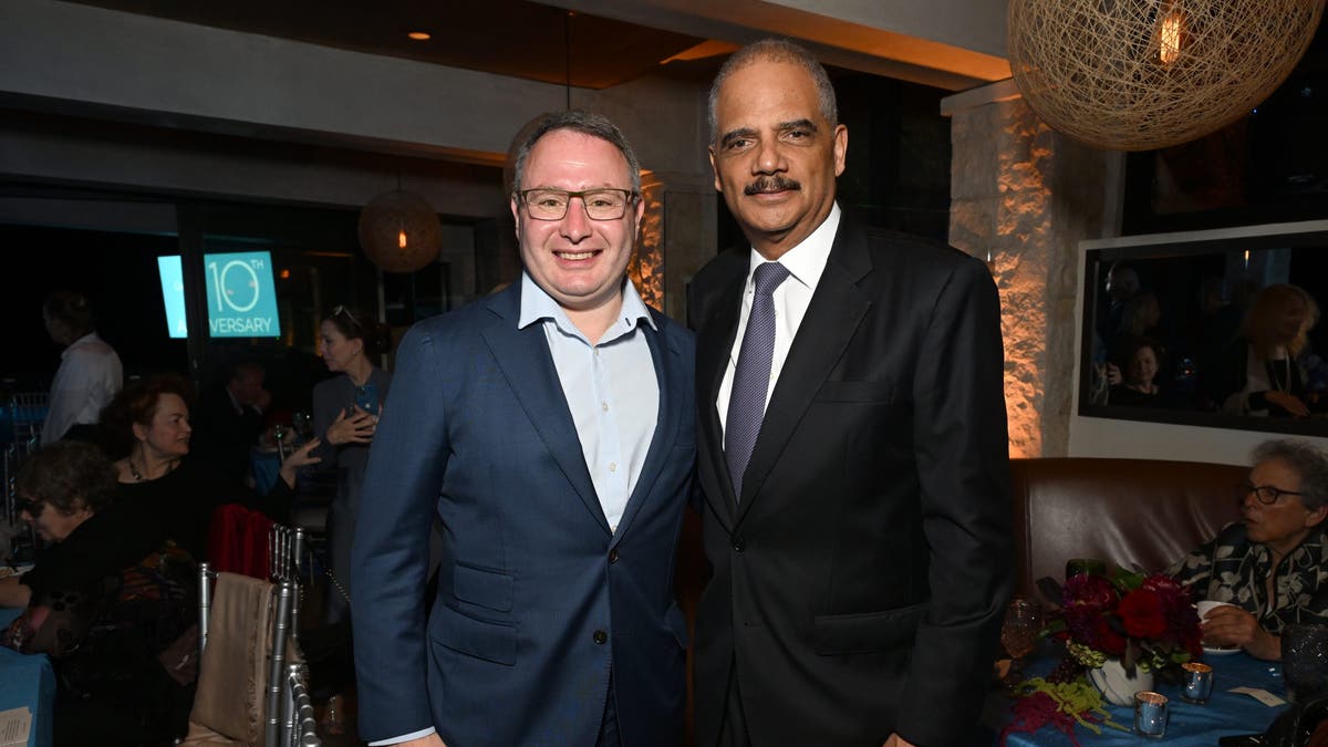 Eric Holder, a la derecha, con Alexander Vindman