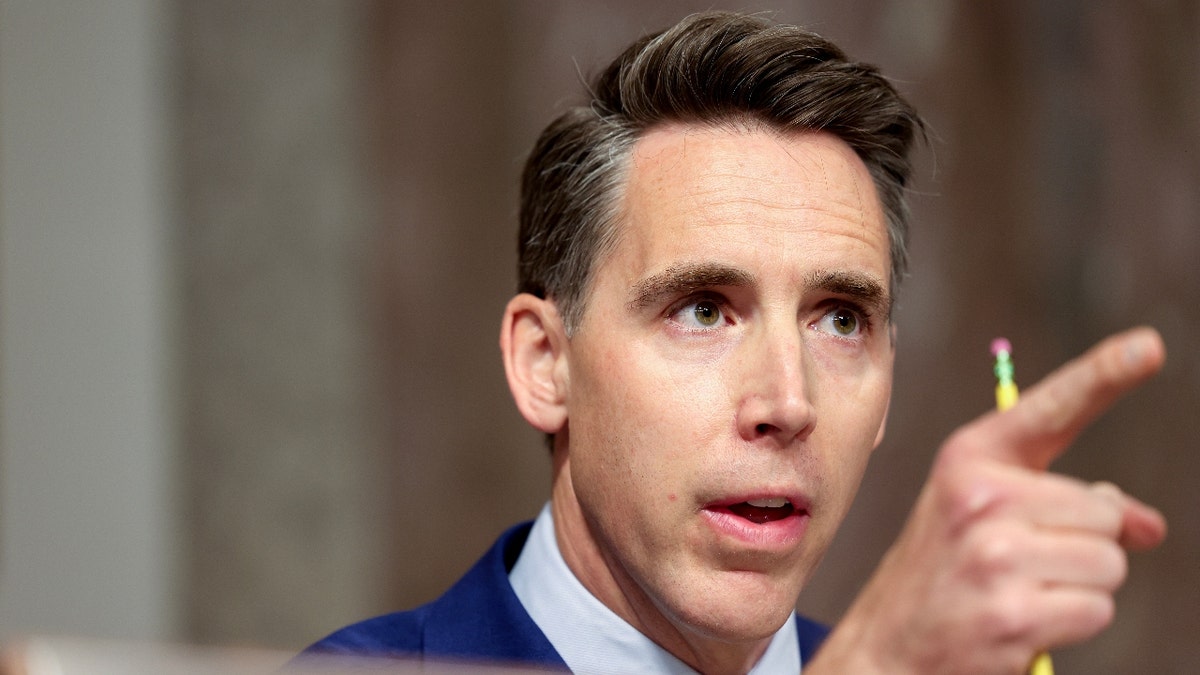 Senator Josh Hawley, republikanin z Missouri, podczas wspólnego przesłuchania Komisji ds. Bezpieczeństwa Wewnętrznego i Spraw Rządowych Senatu oraz Komisji Sądowniczej Senatu w Waszyngtonie, D.C., USA, we wtorek 30 lipca 2024 r.