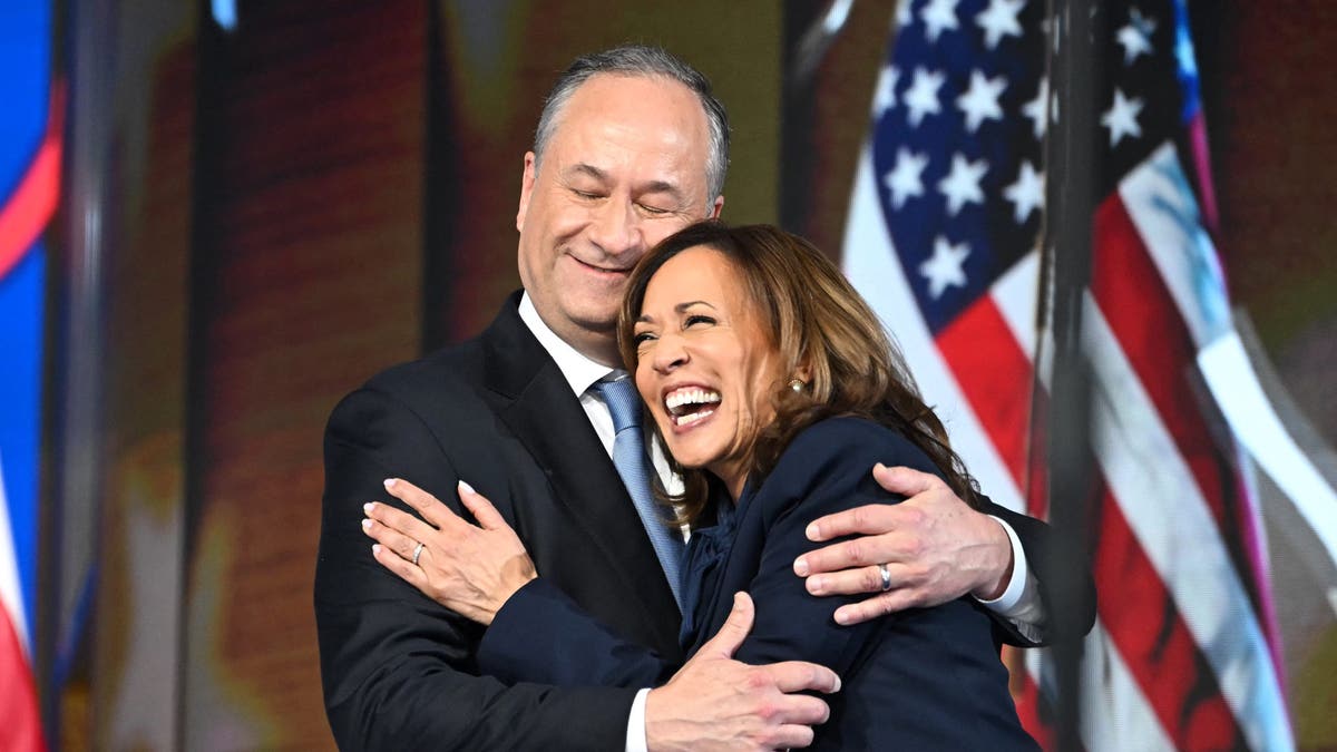 Foto de Doug Emhoff abrazando a Kamala Harris