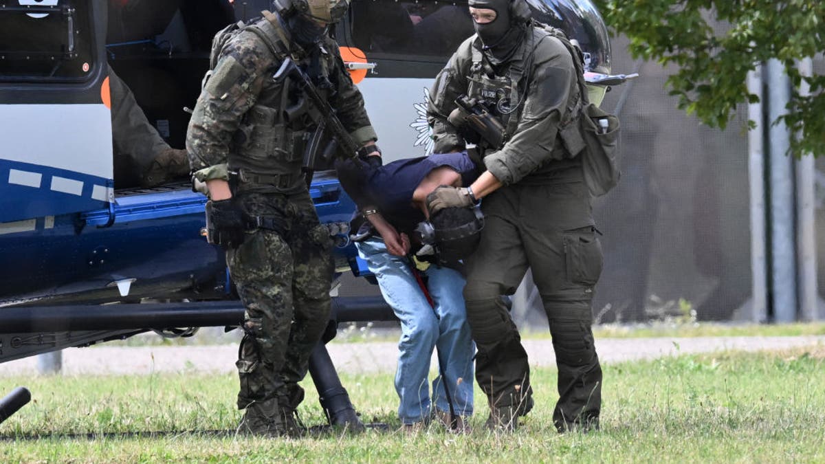 Miembros de una unidad especial de policía escoltan a un hombre sospechoso de ser el responsable del ataque con cuchillo de Solingen desde un helicóptero hasta la Fiscalía Federal en Karlsruhe, Alemania, el 25 de agosto de 2024. La policía detuvo al sospechoso en una redada en un albergue para solicitantes de asilo el 24 de agosto de 2024, no lejos del lugar del ataque aleatorio durante las festividades para celebrar el 650 aniversario de Solingen, al oeste de Alemania. Las autoridades dijeron que el hombre sirio se había entregado y había confesado haber matado a tres personas y herido a varias más en un ataque con cuchillo en una fiesta callejera.