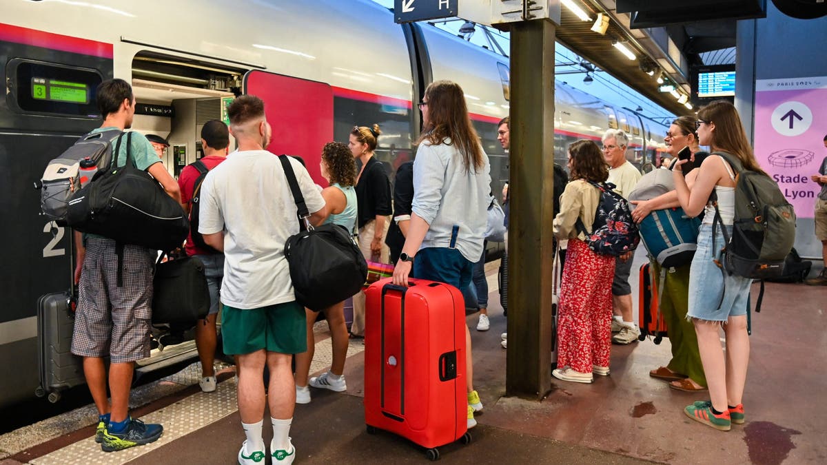 viajantes com bagagem em trem francês